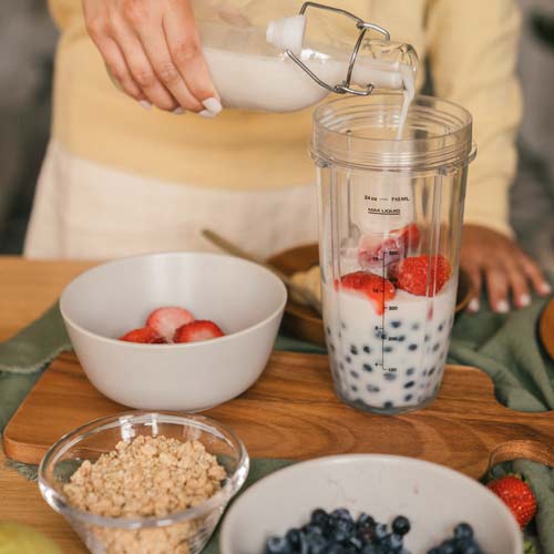 making a smoothie with fresh milk